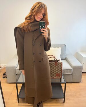 Manuela Velasco Instagram - Abrigazo @sandroparis 
El marrón es mi más reciente favorito. El color de la madera, la tierra, el café, el chocolate, pasando por el pelaje del oso pardo y rozando la zanahoria. 
🤎 @ehmoda