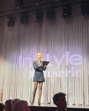 Manuela Velasco Instagram - Gracias @instylespain por apoyar siempre la ficción hecha en España, la cultura y a nuestro gremio. Los Premios In Style En Serie que se celebraron el martes nacen con ese propósito. 
Con el corazón roto y nuestro pensamiento y sentir en Valencia, costó salir de casa pero nos hizo bien encontrarnos y darnos cuenta, una vez más, de que las historias que contamos pueden servir de refugio, de escuela, hacer compañía, empoderar, aliviar…
Además tuve la gran alegría de entregar el premio de Mejor maquillaje y peluquería al equipo de Valle Salvaje. Tremendo trabajo el que hacen a diario en esta serie de época dificilísima y trabajosísima. ¡Bravo!
 ¡Y qué regalo nos hicieron Petra Martínez y Loles León con su arte, su experiencia y su sabiduría! 
Me emociona ser consciente del camino recorrido con compañeras amigas que siempre son casa @aliciaborrachero @juana_acosta 
En fin, estábamos todos muy tocados y fue reconfortante compartir y abrazarnos.
También quiero mandar mucho cariño a las dos anfitrionas de la noche:  impecables @martaflorest y @kiramiro 

Gracias @fendi y @diorbeauty @paulasoroa por acompañarme. Y siempre @merakiagents 

#premiosinstyleenserie