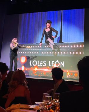 Manuela Velasco Instagram - Gracias @instylespain por apoyar siempre la ficción hecha en España, la cultura y a nuestro gremio. Los Premios In Style En Serie que se celebraron el martes nacen con ese propósito. 
Con el corazón roto y nuestro pensamiento y sentir en Valencia, costó salir de casa pero nos hizo bien encontrarnos y darnos cuenta, una vez más, de que las historias que contamos pueden servir de refugio, de escuela, hacer compañía, empoderar, aliviar…
Además tuve la gran alegría de entregar el premio de Mejor maquillaje y peluquería al equipo de Valle Salvaje. Tremendo trabajo el que hacen a diario en esta serie de época dificilísima y trabajosísima. ¡Bravo!
 ¡Y qué regalo nos hicieron Petra Martínez y Loles León con su arte, su experiencia y su sabiduría! 
Me emociona ser consciente del camino recorrido con compañeras amigas que siempre son casa @aliciaborrachero @juana_acosta 
En fin, estábamos todos muy tocados y fue reconfortante compartir y abrazarnos.
También quiero mandar mucho cariño a las dos anfitrionas de la noche:  impecables @martaflorest y @kiramiro 

Gracias @fendi y @diorbeauty @paulasoroa por acompañarme. Y siempre @merakiagents 

#premiosinstyleenserie