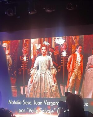 Manuela Velasco Instagram - Gracias @instylespain por apoyar siempre la ficción hecha en España, la cultura y a nuestro gremio. Los Premios In Style En Serie que se celebraron el martes nacen con ese propósito. 
Con el corazón roto y nuestro pensamiento y sentir en Valencia, costó salir de casa pero nos hizo bien encontrarnos y darnos cuenta, una vez más, de que las historias que contamos pueden servir de refugio, de escuela, hacer compañía, empoderar, aliviar…
Además tuve la gran alegría de entregar el premio de Mejor maquillaje y peluquería al equipo de Valle Salvaje. Tremendo trabajo el que hacen a diario en esta serie de época dificilísima y trabajosísima. ¡Bravo!
 ¡Y qué regalo nos hicieron Petra Martínez y Loles León con su arte, su experiencia y su sabiduría! 
Me emociona ser consciente del camino recorrido con compañeras amigas que siempre son casa @aliciaborrachero @juana_acosta 
En fin, estábamos todos muy tocados y fue reconfortante compartir y abrazarnos.
También quiero mandar mucho cariño a las dos anfitrionas de la noche:  impecables @martaflorest y @kiramiro 

Gracias @fendi y @diorbeauty @paulasoroa por acompañarme. Y siempre @merakiagents 

#premiosinstyleenserie