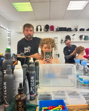 Manuela Velasco Instagram - Gracias @instylespain por apoyar siempre la ficción hecha en España, la cultura y a nuestro gremio. Los Premios In Style En Serie que se celebraron el martes nacen con ese propósito. 
Con el corazón roto y nuestro pensamiento y sentir en Valencia, costó salir de casa pero nos hizo bien encontrarnos y darnos cuenta, una vez más, de que las historias que contamos pueden servir de refugio, de escuela, hacer compañía, empoderar, aliviar…
Además tuve la gran alegría de entregar el premio de Mejor maquillaje y peluquería al equipo de Valle Salvaje. Tremendo trabajo el que hacen a diario en esta serie de época dificilísima y trabajosísima. ¡Bravo!
 ¡Y qué regalo nos hicieron Petra Martínez y Loles León con su arte, su experiencia y su sabiduría! 
Me emociona ser consciente del camino recorrido con compañeras amigas que siempre son casa @aliciaborrachero @juana_acosta 
En fin, estábamos todos muy tocados y fue reconfortante compartir y abrazarnos.
También quiero mandar mucho cariño a las dos anfitrionas de la noche:  impecables @martaflorest y @kiramiro 

Gracias @fendi y @diorbeauty @paulasoroa por acompañarme. Y siempre @merakiagents 

#premiosinstyleenserie