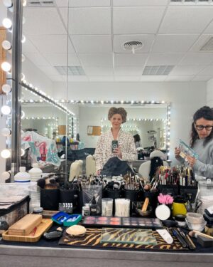 Manuela Velasco Instagram - Gracias @instylespain por apoyar siempre la ficción hecha en España, la cultura y a nuestro gremio. Los Premios In Style En Serie que se celebraron el martes nacen con ese propósito. 
Con el corazón roto y nuestro pensamiento y sentir en Valencia, costó salir de casa pero nos hizo bien encontrarnos y darnos cuenta, una vez más, de que las historias que contamos pueden servir de refugio, de escuela, hacer compañía, empoderar, aliviar…
Además tuve la gran alegría de entregar el premio de Mejor maquillaje y peluquería al equipo de Valle Salvaje. Tremendo trabajo el que hacen a diario en esta serie de época dificilísima y trabajosísima. ¡Bravo!
 ¡Y qué regalo nos hicieron Petra Martínez y Loles León con su arte, su experiencia y su sabiduría! 
Me emociona ser consciente del camino recorrido con compañeras amigas que siempre son casa @aliciaborrachero @juana_acosta 
En fin, estábamos todos muy tocados y fue reconfortante compartir y abrazarnos.
También quiero mandar mucho cariño a las dos anfitrionas de la noche:  impecables @martaflorest y @kiramiro 

Gracias @fendi y @diorbeauty @paulasoroa por acompañarme. Y siempre @merakiagents 

#premiosinstyleenserie