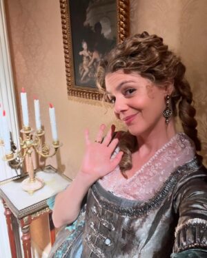Manuela Velasco Instagram - Gracias @instylespain por apoyar siempre la ficción hecha en España, la cultura y a nuestro gremio. Los Premios In Style En Serie que se celebraron el martes nacen con ese propósito. 
Con el corazón roto y nuestro pensamiento y sentir en Valencia, costó salir de casa pero nos hizo bien encontrarnos y darnos cuenta, una vez más, de que las historias que contamos pueden servir de refugio, de escuela, hacer compañía, empoderar, aliviar…
Además tuve la gran alegría de entregar el premio de Mejor maquillaje y peluquería al equipo de Valle Salvaje. Tremendo trabajo el que hacen a diario en esta serie de época dificilísima y trabajosísima. ¡Bravo!
 ¡Y qué regalo nos hicieron Petra Martínez y Loles León con su arte, su experiencia y su sabiduría! 
Me emociona ser consciente del camino recorrido con compañeras amigas que siempre son casa @aliciaborrachero @juana_acosta 
En fin, estábamos todos muy tocados y fue reconfortante compartir y abrazarnos.
También quiero mandar mucho cariño a las dos anfitrionas de la noche:  impecables @martaflorest y @kiramiro 

Gracias @fendi y @diorbeauty @paulasoroa por acompañarme. Y siempre @merakiagents 

#premiosinstyleenserie