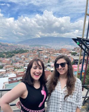Mara Wilson Instagram - Hola, Colombia! Que un día fantástico en La Ciudad de la Eterna Primavera (con mi publicist y amiga, Heidi)! Por favor, ven a la @comicconcolombia sábado y domingo!