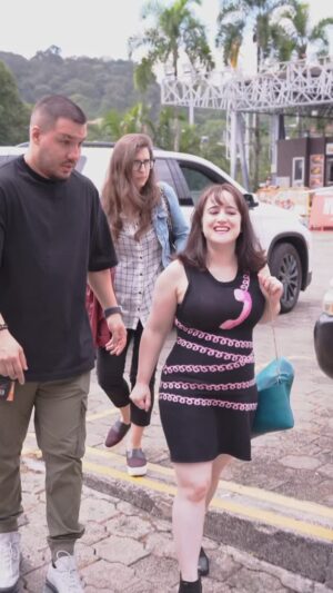 Mara Wilson Instagram - @marawilson Ya está en #comicconcolombia para nuestra rueda de prensa en @plazamayormed 

👉 Mara nos estará acompañando mañana sábado 30 de Noviembre y el Domingo 1ro de Diciembre en Plaza Mayor

👉 La famosa actriz que interpretó al icónico personaje de Matilda se presentará este Domingo 1ro de diciembre en nuestro #StagePrincipal a las 4:00pm

Muchas gracias a @autolarte por transportarla seguro 
👉🎟 Adquiere tus boletos en: medellin.comicconcolombia.com/

¡No te lo puedes perder! 🙌

#StrangerThings #Vecna #CCC24 #001 #PowerRangers #DragonBall #Matilda #spiderman #milesmorales #ComicConColombia