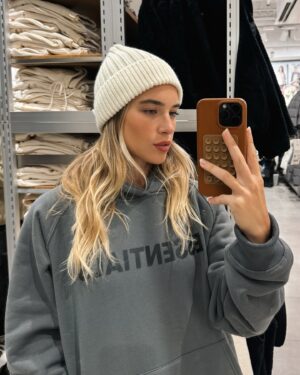 Marcela Fetter Instagram - Esse era o sonho da Marcela criança. Quantas vezes me perguntei: “Será que Japão existe mesmo?” “Se é do outro lado do mundo, será que, se eu cavar na areia da praia sem parar, consigo chegar lá?” Esse era um dos pensamentos também 😅

E aqui estamos, no Japão! 🇯🇵

📍Osaka foi nossa primeira parada, e já estou completamente encantada com absolutamente tudo nesse país!