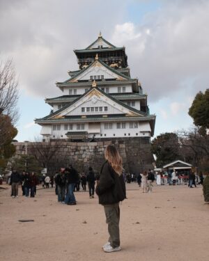 Marcela Fetter Instagram - Esse era o sonho da Marcela criança. Quantas vezes me perguntei: “Será que Japão existe mesmo?” “Se é do outro lado do mundo, será que, se eu cavar na areia da praia sem parar, consigo chegar lá?” Esse era um dos pensamentos também 😅

E aqui estamos, no Japão! 🇯🇵

📍Osaka foi nossa primeira parada, e já estou completamente encantada com absolutamente tudo nesse país!