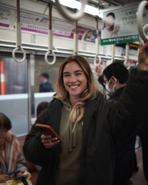 Marcela Fetter Instagram - Esse era o sonho da Marcela criança. Quantas vezes me perguntei: “Será que Japão existe mesmo?” “Se é do outro lado do mundo, será que, se eu cavar na areia da praia sem parar, consigo chegar lá?” Esse era um dos pensamentos também 😅

E aqui estamos, no Japão! 🇯🇵

📍Osaka foi nossa primeira parada, e já estou completamente encantada com absolutamente tudo nesse país!