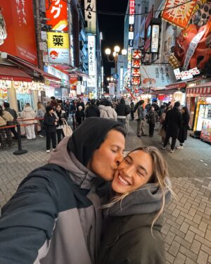 Marcela Fetter Instagram - Esse era o sonho da Marcela criança. Quantas vezes me perguntei: “Será que Japão existe mesmo?” “Se é do outro lado do mundo, será que, se eu cavar na areia da praia sem parar, consigo chegar lá?” Esse era um dos pensamentos também 😅

E aqui estamos, no Japão! 🇯🇵

📍Osaka foi nossa primeira parada, e já estou completamente encantada com absolutamente tudo nesse país!