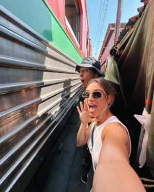 Marcela Fetter Instagram - Ahhhh, estamos em Bangkok 🇹🇭
Day 1: Mercado do trem   Mercado flutuante, que incrível estar aqui! 🥹