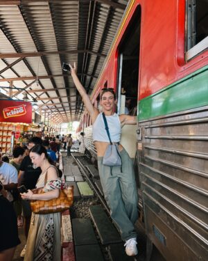 Marcela Fetter Instagram - Ahhhh, estamos em Bangkok 🇹🇭
Day 1: Mercado do trem   Mercado flutuante, que incrível estar aqui! 🥹