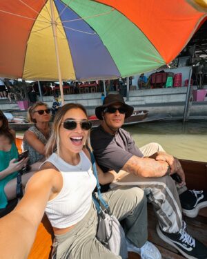 Marcela Fetter Instagram - Ahhhh, estamos em Bangkok 🇹🇭
Day 1: Mercado do trem   Mercado flutuante, que incrível estar aqui! 🥹