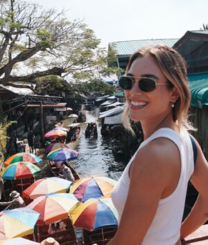 Marcela Fetter Instagram - Ahhhh, estamos em Bangkok 🇹🇭
Day 1: Mercado do trem   Mercado flutuante, que incrível estar aqui! 🥹