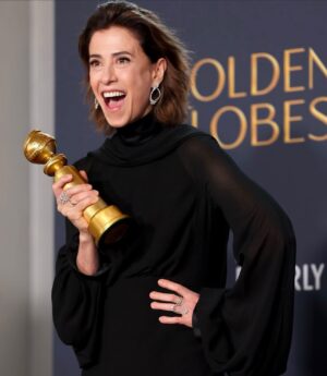 Marcella Rica Instagram - ainda tô me beliscando, mas é isso mesmoooo, o @goldenglobes é do Brasil, é dela! @oficialfernandatorres 
É DELAS! 🇧🇷
que extraordinário é viver no tempo das Fernandas. 
Eu nasci 16.10, dia de Fernanda. 
@fernandamontenegrooficial sempre foi A referência de vida na arte. A maior que temos.
Sua vida é uma escola pra qualquer artista, seu legado é das nossas maiores riquezas.
Que lindo assistir esse momento único do nosso cinema e dessa família que é, fez e faz tanto pela nossa cultura.
Que força ver um filme em português que retrata a ditadura no Brasil furar todas as bolhas e fronteiras, levando nossa história pro mundo todo, história que não pode ser esquecida. 
Nossa arte perdura, atravessa gerações, transforma, ressignifica, atravessa a sociedade no peito, ensina, cura e faz um país inteiro morrer de orgulho fazendo festa! 
Que noite inesquecível!
@oficialfernandatorres nossa GIGANTE! 👏🏻❤️
É da Vaniiiiiiii!