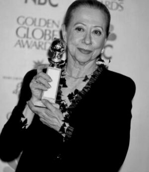Marcella Rica Instagram - ainda tô me beliscando, mas é isso mesmoooo, o @goldenglobes é do Brasil, é dela! @oficialfernandatorres 
É DELAS! 🇧🇷
que extraordinário é viver no tempo das Fernandas. 
Eu nasci 16.10, dia de Fernanda. 
@fernandamontenegrooficial sempre foi A referência de vida na arte. A maior que temos.
Sua vida é uma escola pra qualquer artista, seu legado é das nossas maiores riquezas.
Que lindo assistir esse momento único do nosso cinema e dessa família que é, fez e faz tanto pela nossa cultura.
Que força ver um filme em português que retrata a ditadura no Brasil furar todas as bolhas e fronteiras, levando nossa história pro mundo todo, história que não pode ser esquecida. 
Nossa arte perdura, atravessa gerações, transforma, ressignifica, atravessa a sociedade no peito, ensina, cura e faz um país inteiro morrer de orgulho fazendo festa! 
Que noite inesquecível!
@oficialfernandatorres nossa GIGANTE! 👏🏻❤️
É da Vaniiiiiiii!