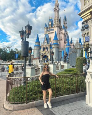 Maren Morris Instagram - best little day off with my boy ✨✨✨

@disneyparks 
@waltdisneyworld 
#WaltDisneyWorld