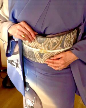 Mari Natsuki Instagram - #プライベートバンカー
@pb_tvasahi 
#天宮寺家
#kimono
#天宮寺美琴

昨日の美琴さん！outfit👘

第２話は２着でした....

紺藍鼠　手描き梅柄訪問着
@uan_9_giorno

枡屋高尾製 グレー地に金銀波文袋帯
@masuya_takao
@kinkakuji_salon

ゴールドとベビーパールの帯留、
ゴールドパールのリング
@official_mikimoto

ダイヤのブライダルリング
@niwaka_collections

___

鼈甲色×海松色（みるいろ）の西洞院辻ヶ花染めの訪問着

雪持ち笹の袋帯
@shikotextile
@isetangofuku

陶製の亀甲の帯留
猫目石とダイヤのリング

Two sets of Mikoto's kimono coordinates in episode 2.👘