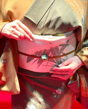 Mari Natsuki Instagram - #プライベートバンカー
@pb_tvasahi 
#天宮寺家
#kimono
#天宮寺美琴

昨日の美琴さん！outfit👘

第２話は２着でした....

紺藍鼠　手描き梅柄訪問着
@uan_9_giorno

枡屋高尾製 グレー地に金銀波文袋帯
@masuya_takao
@kinkakuji_salon

ゴールドとベビーパールの帯留、
ゴールドパールのリング
@official_mikimoto

ダイヤのブライダルリング
@niwaka_collections

___

鼈甲色×海松色（みるいろ）の西洞院辻ヶ花染めの訪問着

雪持ち笹の袋帯
@shikotextile
@isetangofuku

陶製の亀甲の帯留
猫目石とダイヤのリング

Two sets of Mikoto's kimono coordinates in episode 2.👘
