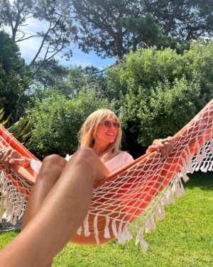 Mariana Fabbiani Instagram - Hoy es mi cumple!!! 🥳🎉
Así, sonriente y despeinada, recibo mis 50’s y los abrazo muy muy fuerte!! Conocemos bien el camino que nos trajo hasta acá. Me imaginé que me sentiría mucho más grande a esta edad, la verdad 😂 
Encaro esta nueva vuelta al sol mucho más sabia. Con ganas de andar liviana, llena de sueños y sobre todo agradecida, buscando mi mejor versión siempre ❤️ Gracias por el amor!!!! Hoy se celebra la vida con todos sus colores 🌈🙋🏼‍♀️🎂