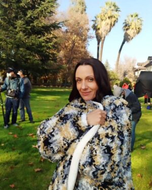Mariana Loyola Instagram - Y se acabó!
Qué gozadera fue hacer #SecretosDeFamilia ❤️‍🔥
Puro fuego y pasión.
Gracias a la producción completa, al tremendo equipo técnico, a mis amigas de maquipelo y vestuario 🫶🏼 y por supuesto a mis compañeras y compañeros actores con quiénes fue un gran placer trabajar.
Tuve la enorme suerte de interpretar a Raquel Cruchaga (soa Reichel 🥹♥️) 
Personaje delicioso y complejo, gracias  Cata, gracias guionistas por escribirla.
Me llevo a esta teleserie como uno de mis entrañables y hermosos recuerdos (que realizamos en plena pandemia por lo demás) al fondo de mi ♥️

@canal13cl @amazonprime 
@danielaramirezactriz @katynaactriz @franciscoreyesmor @alvaro_rudolphy_oficial @pedrofontaine_ @alvarogomezactor @nico_saavedra @rowalkii @elisazulue @josesinhia @floberner @celine_reymond_ @matias.oz @eviirodriguez @cataolcay