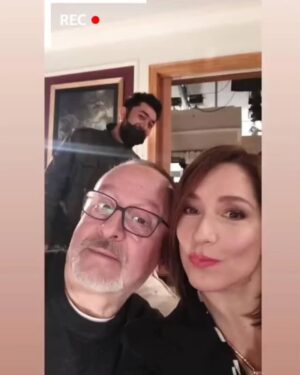 Mariana Loyola Instagram - Y se acabó!
Qué gozadera fue hacer #SecretosDeFamilia ❤️‍🔥
Puro fuego y pasión.
Gracias a la producción completa, al tremendo equipo técnico, a mis amigas de maquipelo y vestuario 🫶🏼 y por supuesto a mis compañeras y compañeros actores con quiénes fue un gran placer trabajar.
Tuve la enorme suerte de interpretar a Raquel Cruchaga (soa Reichel 🥹♥️) 
Personaje delicioso y complejo, gracias  Cata, gracias guionistas por escribirla.
Me llevo a esta teleserie como uno de mis entrañables y hermosos recuerdos (que realizamos en plena pandemia por lo demás) al fondo de mi ♥️

@canal13cl @amazonprime 
@danielaramirezactriz @katynaactriz @franciscoreyesmor @alvaro_rudolphy_oficial @pedrofontaine_ @alvarogomezactor @nico_saavedra @rowalkii @elisazulue @josesinhia @floberner @celine_reymond_ @matias.oz @eviirodriguez @cataolcay