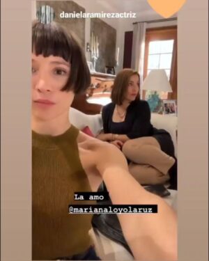 Mariana Loyola Instagram - Y se acabó!
Qué gozadera fue hacer #SecretosDeFamilia ❤️‍🔥
Puro fuego y pasión.
Gracias a la producción completa, al tremendo equipo técnico, a mis amigas de maquipelo y vestuario 🫶🏼 y por supuesto a mis compañeras y compañeros actores con quiénes fue un gran placer trabajar.
Tuve la enorme suerte de interpretar a Raquel Cruchaga (soa Reichel 🥹♥️) 
Personaje delicioso y complejo, gracias  Cata, gracias guionistas por escribirla.
Me llevo a esta teleserie como uno de mis entrañables y hermosos recuerdos (que realizamos en plena pandemia por lo demás) al fondo de mi ♥️

@canal13cl @amazonprime 
@danielaramirezactriz @katynaactriz @franciscoreyesmor @alvaro_rudolphy_oficial @pedrofontaine_ @alvarogomezactor @nico_saavedra @rowalkii @elisazulue @josesinhia @floberner @celine_reymond_ @matias.oz @eviirodriguez @cataolcay
