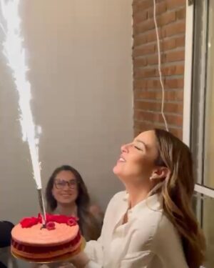 Mariana Torres Instagram - El mejor regalo ✨
celebrar rodeada de quienes amo ❤️

Gracias @laduree.mexico por endulzar mi cumpleaños con esta belleza de Ispahan 😍

Gracias a todos por sus mensajes , buenos deseos y palabras de amor que recibí 💓