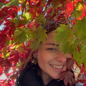 Marina Aleksandrova Instagram - Ноябрь. Воспоминание. Мой вдох перед прекрасным творческим путешествием, это как игра «море волнуется», это момент-«замри»… когда ты становишься наблюдателем и видишь все движения этого несовершенного мира, слышишь своё сердце и чувствуешь глаза любимого человека, который ловит взмах твоих ресниц…

#путешествие #japan2024