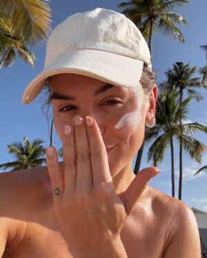 Marina Bastarache Instagram - Sunscreen, sunsets, Books and selfies ✔️