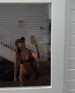 Marina Bastarache Instagram - Sunscreen, sunsets, Books and selfies ✔️