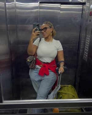 Marina Gregory Instagram - Even stars need a little reminder of their glow sometimes 
Never forget to shine, because your light is unmatched 🌟 
48 horas em São Paulo 🖤