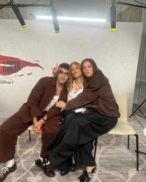 Marina Salas Instagram - Yo, Adicto en el @sansebastianfes !!

30 de Octubre en @disneypluses 

@javiginer qué regalo nos has hecho a todxs, cuánto te quiero amigo ❤️ 

@armanibeauty @ines.castanos @jesus_pyn 
@elioberhanyeroficial
@pedrodelhierro_official 
@bimani13