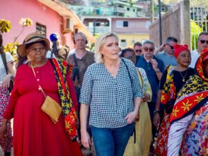 Marine Le Pen Instagram - Dans tout le tour de l’île que nous avons pu faire, nous nous sommes retrouvés partout avec les mêmes difficultés. Nous avons rencontré des habitants qui n’ont vu quasiment personne, qui pour beaucoup n’ont plus de toit, et qui ont un sentiment d’abandon immense.