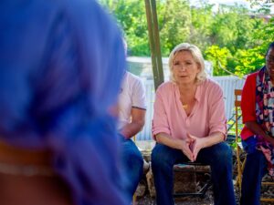 Marine Le Pen Instagram - Dans tout le tour de l’île que nous avons pu faire, nous nous sommes retrouvés partout avec les mêmes difficultés. Nous avons rencontré des habitants qui n’ont vu quasiment personne, qui pour beaucoup n’ont plus de toit, et qui ont un sentiment d’abandon immense.