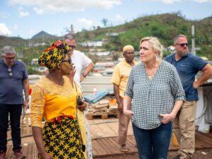 Marine Le Pen Instagram - Dans tout le tour de l’île que nous avons pu faire, nous nous sommes retrouvés partout avec les mêmes difficultés. Nous avons rencontré des habitants qui n’ont vu quasiment personne, qui pour beaucoup n’ont plus de toit, et qui ont un sentiment d’abandon immense.