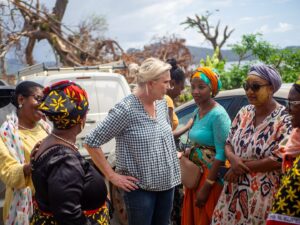 Marine Le Pen Instagram - Dans tout le tour de l’île que nous avons pu faire, nous nous sommes retrouvés partout avec les mêmes difficultés. Nous avons rencontré des habitants qui n’ont vu quasiment personne, qui pour beaucoup n’ont plus de toit, et qui ont un sentiment d’abandon immense.