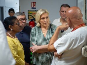 Marine Le Pen Instagram - Dans tout le tour de l’île que nous avons pu faire, nous nous sommes retrouvés partout avec les mêmes difficultés. Nous avons rencontré des habitants qui n’ont vu quasiment personne, qui pour beaucoup n’ont plus de toit, et qui ont un sentiment d’abandon immense.
