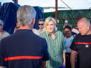 Marine Le Pen Instagram - Dans tout le tour de l’île que nous avons pu faire, nous nous sommes retrouvés partout avec les mêmes difficultés. Nous avons rencontré des habitants qui n’ont vu quasiment personne, qui pour beaucoup n’ont plus de toit, et qui ont un sentiment d’abandon immense.