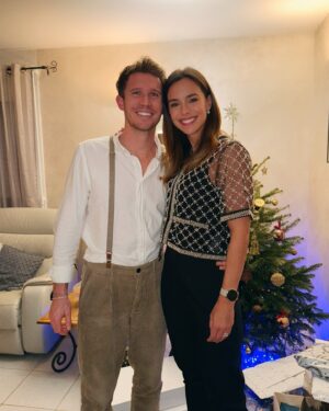 Marine Lorphelin Instagram - Joyeux Noël à tous ✨🎄❤️ j’espère que vous passez de belles fêtes ! 

Je me sens chanceuse d’avoir du temps avec mes proches 🥹 

Une pensée à ceux qui ont perdu un être cher, à ceux qui sont seuls ou qui souffrent. Que cette nouvelle année vous soit plus douce 🙏🏽
