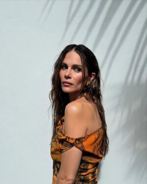 Maripier Morin Instagram - Les huit épisodes de tentation au soleil sont maintenant disponibles sur @cravecanadafr

Je suis curieux, ton look préféré de la saison ???