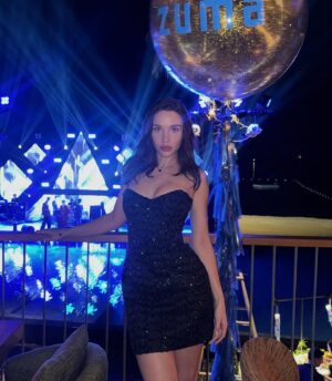 Mariya Boyko Instagram - Поздравляю Вас всех с Наступающим Новым Годом! 🎄 
Желаю вам и вашим близким здоровья и много позитивных моментов в новом году! 
💋Смотрите эфиры со мной в Новогоднюю ночь сегодня 
Всех обнимаю крепко 🫂
