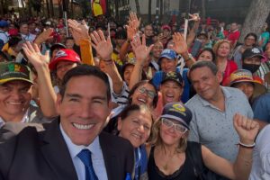 Marlene De Andrade Instagram - Acompañamos entre cantos y alegría al pueblo en la caminata desde la #AsambleaNacional hasta el Panteón Nacional, en este día donde le rendimos Honores al Maestro Luís Beltrán Pietro Figueroa 🙏🏻🙏🏻🙏🏻

🔵 El Presidente de la República Bolivariana de Venezuela, Nicolás Maduro Moros, dirige el acto de inhumación y exaltación de los restos mortales del maestro Luis Beltrán Prieto Figueroa en el Panteón Nacional. 🇻🇪🙏🏻🙏🏻🙏🏻 

¡Viva por siempre el Maestro de Maestros Luis Beltrán Pietro Figueroa ! 🇻🇪