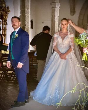 Marta Hazas Instagram - No os deseo una boda así, pero sí muchos series como ésta y muchas risas MACHOS ALFA T3 🎥
Gracias por ese número 1 en un solo día en @netflixes 💕✨
Madre mía Marimar!!! 👰🏼‍♀️🤓
.
@contubernio_producciones @lauracaballero_ @alber_caballero #machosalfa #marimar
