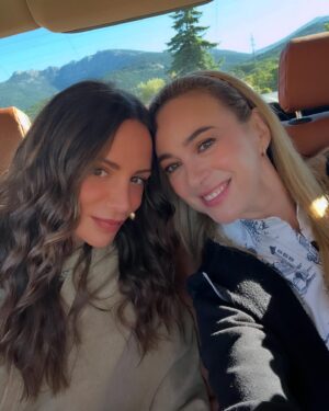 Marta Hazas Instagram - No os deseo una boda así, pero sí muchos series como ésta y muchas risas MACHOS ALFA T3 🎥
Gracias por ese número 1 en un solo día en @netflixes 💕✨
Madre mía Marimar!!! 👰🏼‍♀️🤓
.
@contubernio_producciones @lauracaballero_ @alber_caballero #machosalfa #marimar