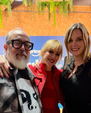 Marta Hazas Instagram - Increíble premier mundial ayer de CULPA TUYA que se marcó @primevideoes  en Madrid 🎥🔥 
Estrenamos el 27 de diciembre!!!! 
Qué maravilla ver la película rodeada de tanta gente disfrutando.
Hasta Robin se vino! #Todoalrojo #rafaela #madresehijas #vistalegre 
.
LOOK
@teresahelbig 
@josejuan35 
@magritshoes 
@joseluisjoyerias 
MUAH
@robertosiguero 
@lancomeofficial 
@beautyexpertlancome #makeup
@saloncheska