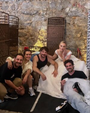 Marta Hazas Instagram - No os deseo una boda así, pero sí muchos series como ésta y muchas risas MACHOS ALFA T3 🎥
Gracias por ese número 1 en un solo día en @netflixes 💕✨
Madre mía Marimar!!! 👰🏼‍♀️🤓
.
@contubernio_producciones @lauracaballero_ @alber_caballero #machosalfa #marimar
