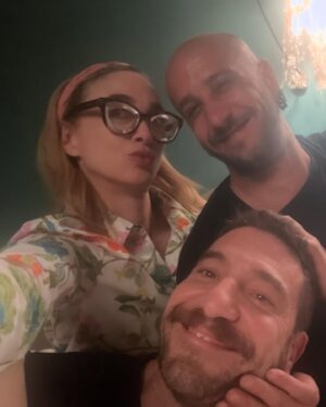 Marta Hazas Instagram - No os deseo una boda así, pero sí muchos series como ésta y muchas risas MACHOS ALFA T3 🎥
Gracias por ese número 1 en un solo día en @netflixes 💕✨
Madre mía Marimar!!! 👰🏼‍♀️🤓
.
@contubernio_producciones @lauracaballero_ @alber_caballero #machosalfa #marimar