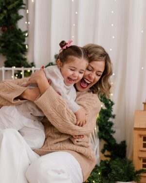 Marta Melro Instagram - A família das Melrinhas deseja a todos umas boas festas! Um beijinho sobretudo para aqueles para quem esta época é mais difícil, seja por que motivo for. Fica aqui o nosso carinho , que o vosso coração possa ficar mais leve! ❤️✨

@casadeluzfotografia