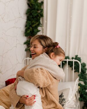 Marta Melro Instagram - A família das Melrinhas deseja a todos umas boas festas! Um beijinho sobretudo para aqueles para quem esta época é mais difícil, seja por que motivo for. Fica aqui o nosso carinho , que o vosso coração possa ficar mais leve! ❤️✨

@casadeluzfotografia