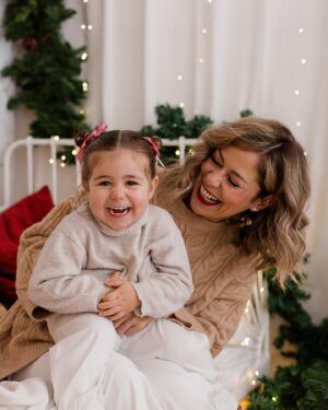 Marta Melro Instagram - A família das Melrinhas deseja a todos umas boas festas! Um beijinho sobretudo para aqueles para quem esta época é mais difícil, seja por que motivo for. Fica aqui o nosso carinho , que o vosso coração possa ficar mais leve! ❤️✨

@casadeluzfotografia